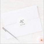 Elegante zwart-wit schone bruiloft ronde sticker<br><div class="desc">Klassieke trouwstickers met een eenvoudig ontwerp met uw twee initialen monogram in een elegant handschrift voor een modern tintje. Het kleurenpalet kan worden gewijzigd in het ontwerpbewerkingshulpmiddel.</div>