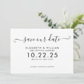 Elegante zwart-wit script kalligrafie bruiloft save the date (Staand voorkant)