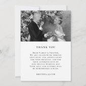 Elegante zwart-wit trouwfoto met script bedankkaart (Achterkant)