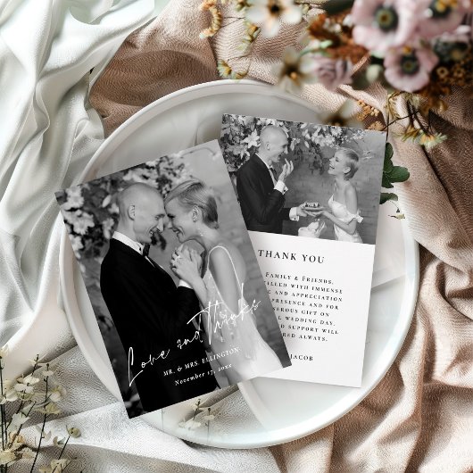 Elegante zwart-wit trouwfoto met script bedankkaart