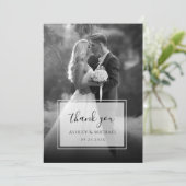Elegante zwart-wit trouwfoto Modern Script Bedankkaart (Staand voorkant)