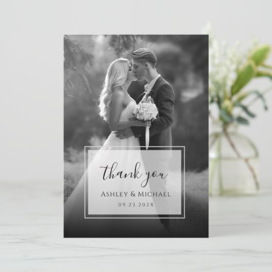 Elegante zwart-wit trouwfoto Modern Script Bedankkaart (Staand voorkant)