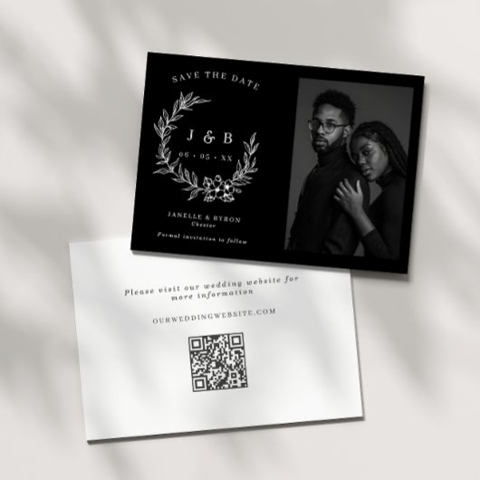 Elegante zwart-witte bloemenkrans monogram foto save the date