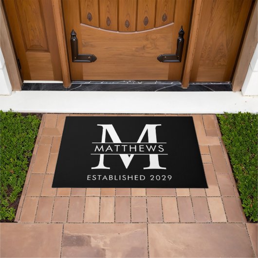 Elegante zwart-witte deurmat met monogram en naam (Buiten)