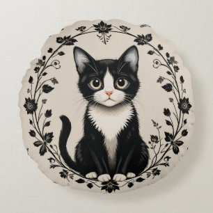 Elegante zwart-witte kat rond kussen
