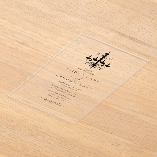 Elegante zwart witte kroonluchter monogram bruilof acryl uitnodigingen (Laagn)