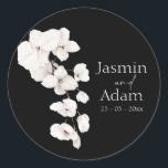 Elegante zwart-witte orchidee bruiloft ronde sticker<br><div class="desc">Elegante zwart-witte orchidee trouwstickers - Deze klassieke ronde bruiloft sticker is voorzien van zacht witte orchideeën en een gedurfde zwarte achtergrond met elegante gemengde lettertypen. Ideaal voor het verzegelen van enveloppen,  gunsten of welkomsttassen,  dit ontwerp vormt een aanvulling op formele en moderne trouwbriefpapier prachtig.</div>