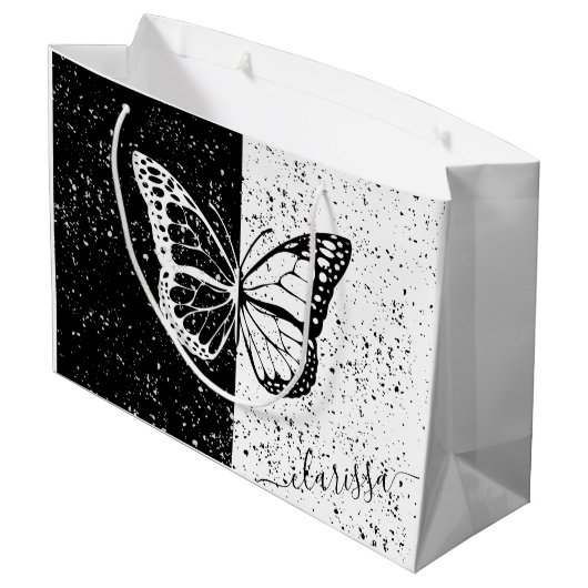 Elegante zwart-witte vlinder kalligrafie naam groot cadeauzakje (Achterkant Gekanteld)