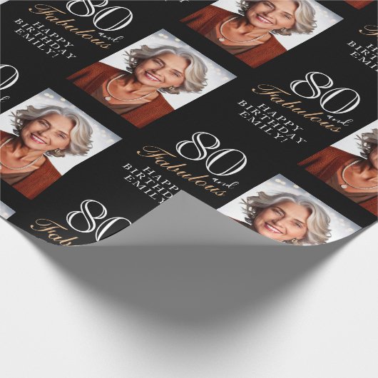 Elegante zwarte 80 en fantastische 80e verjaardag  cadeaupapier (Hoek)