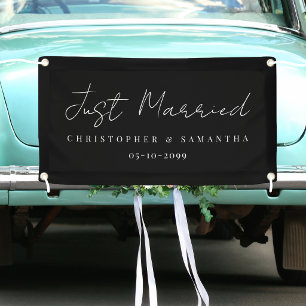Elegante zwarte achtergrond Just Married trouwauto Spandoek