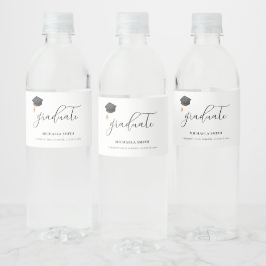 Elegante zwarte afstuderen Cap Script High School Waterfles Etiket (Flessen)