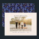 Elegante Zwarte Blauwe Botanische Bloem Unieke Fot Feestdagenkaart<br><div class="desc">Stuur uw feestelijke groeten met deze "Prettige Feestdagen" familiefoto-uitgave, met een schoon en elegant ontwerp aan de voorkant en een levendig blauw en goud bloempatroon aan de achterkant. Perfect voor zowel Kerstmis- als Hanukkah-vieringen, combineert deze kaart een modern ontwerp met feestelijke flair, waardoor het ideaal is om uw favoriete familiefoto...</div>