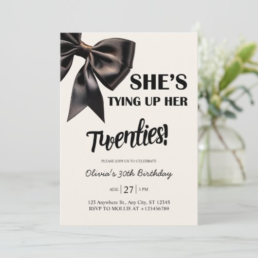 Elegante zwarte boog 30e verjaardag uitnodiging (Staand voorkant)