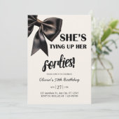 Elegante zwarte boog 50e verjaardag uitnodiging (Staand voorkant)