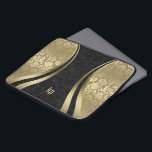 Elegante zwarte en gouden damast dynamische streep laptop sleeve<br><div class="desc">Elegante goudtinten en zwarte  bloemige damast in combinatie met gouden dynamische lijnen accenten en aanpasbaar monogram.</div>