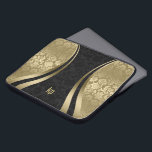 Elegante zwarte en gouden damast dynamische streep laptop sleeve<br><div class="desc">Elegante goudtinten en zwarte  bloemige damast in combinatie met gouden dynamische lijnen accenten en aanpasbaar monogram.</div>