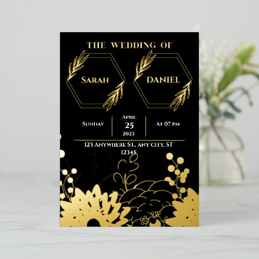 Elegante zwarte en gouden folie trouwuitnodiging folie uitnodiging (Staand Voorkant)