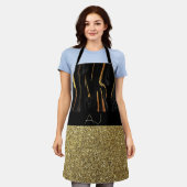 Elegante zwarte en gouden monogram schort (Gedragen)