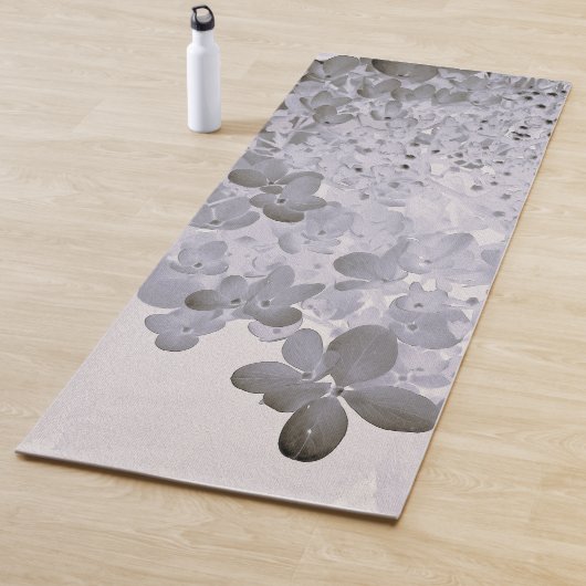 Elegante zwarte en grijze Limelight Hydrangea Yogamat (In situ)
