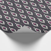 Elegante zwarte en paarse ikat stammenpatronen cadeaupapier (Hoek)