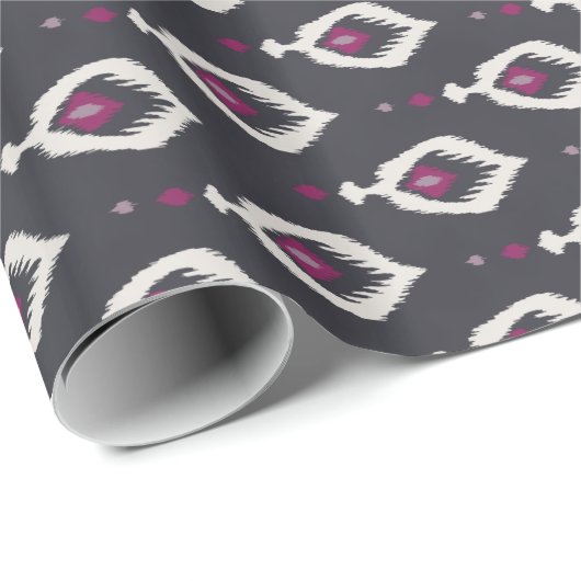 Elegante zwarte en paarse ikat stammenpatronen cadeaupapier (Rol Hoek)