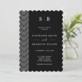 Elegante zwarte en witte monogram kant bruiloft kaart (Staand voorkant)