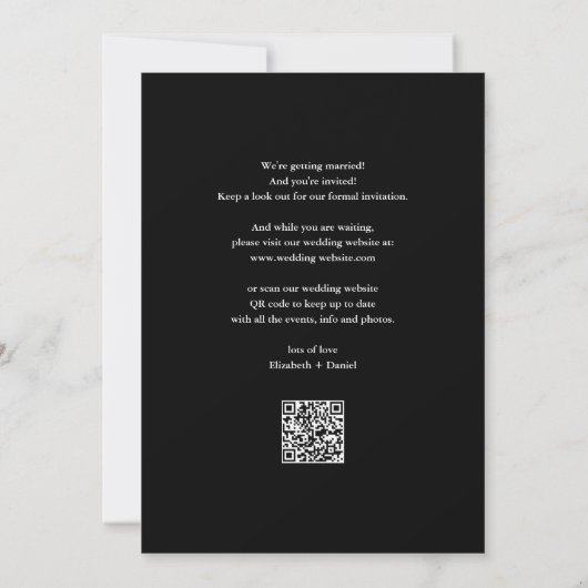 Elegante zwarte en witte QR-code trouwkaart Save The Date (Achterkant)