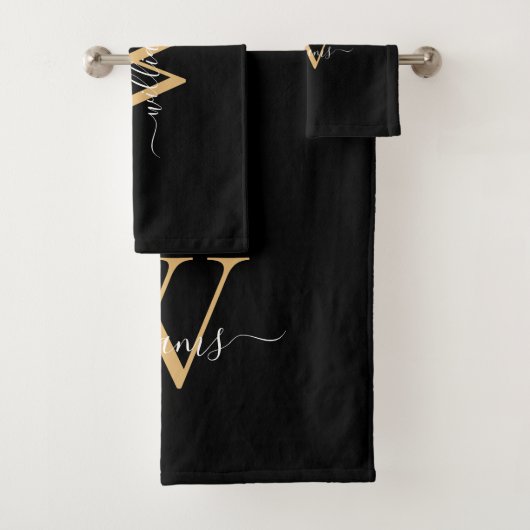 Elegante Zwarte Gouden Aangepaste Monogram Script Bad Handdoek (Insitu)