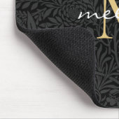 Elegante zwarte gouden bloemrijke script monogram muismat (Hoek)