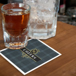 Elegante zwarte gouden geruite monogram initiaal servet<br><div class="desc">Geef uw evenementendecoratie een boost met deze aanpasbare cocktailservetjes met een tijdloos zwart en grijs ruitpatroon, geaccentueerd met een elegant gouden embleem. Voeg een initiaal, naam of andere tekst toe om een uniek accessoire te creëren dat perfect is voor pokerfeestjes, zakelijke evenementen, bruiloften of vrijgezellenfeesten. Uw bijeenkomsten zullen een blijvende...</div>