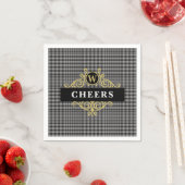Elegante Zwarte Gouden Glen Plaid Monogram Servet (Insitu)