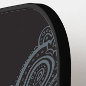 Elegante Zwarte Gouden Paisley Monogram Pickleball Paddle (Links Detail)