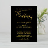 Elegante zwarte gouden script bruiloft folie uitno uitnodiging (Staand Voorkant)