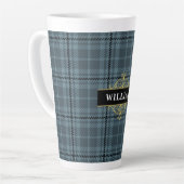 Elegante Zwarte Grijze Geruite Monogram Latte Mok (Linkerhoek)