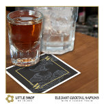 Elegante zwarte grijze paisley feest cocktail servet<br><div class="desc">Maak je evenement nog mooier met deze prachtige cocktail servetten met een tijdloos zwart en grijs paisleymotief dat is aangevuld met een elegant gouden embleem. Voeg een vleugje klasse toe aan een vrijgezellenfeest, bedrijfs evenement, spelletjesavond of pokeravond. Deze servetten in mannelijke stijl zijn aanpasbaar, waardoor je de tekst kunt aanpassen...</div>