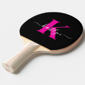 Elegante Zwarte Hot Pink Script Monogram Tafeltennisbatje (Voorkant Gekanteld)