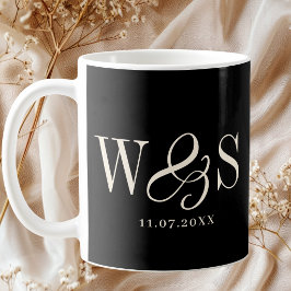 Elegante zwarte huwelijksparen met initiaal koffiemok