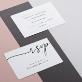 Elegante zwarte kalligrafie op witte bruiloft RSVP kaartje