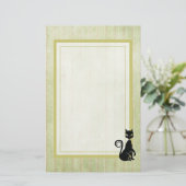 Elegante zwarte kat op een vervaagde gestreepte ac briefpapier (Staand voorkant)