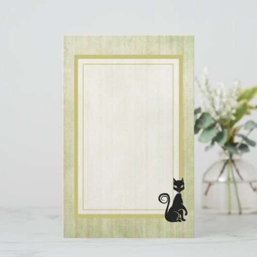 Elegante zwarte kat op een vervaagde gestreepte ac briefpapier (Staand voorkant)