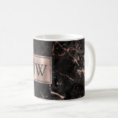 Elegante zwarte marmeren roze gouden monogram koffiemok (Voorkant rechts)
