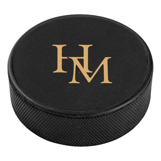 Elegante zwarte puck met gouden monogramlettering (3/4)