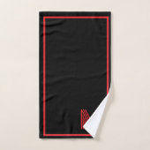 Elegante zwarte & rode gepersonaliseerde monogram bad handdoek (Handdoek)