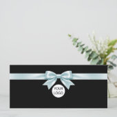 Elegante zwarte strik logo cadeaubon (Staand voorkant)