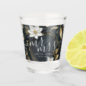 Elegante Zwarte Witte en Gouden Bloemenkrans Bruil Shot Glas (Voorkant)