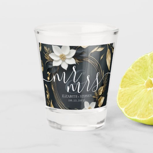 Elegante Zwarte Witte en Gouden Bloemenkrans Bruil Shot Glas (Voorkant)