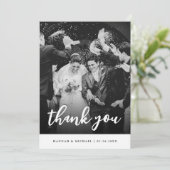Elegante Zwarte & Witte Script Foto Huwelijk Bedankkaart (Staand voorkant)