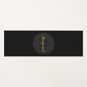 Elegante zwarte yogamat met naam en Initiaal (Voorkant (horizontaal))