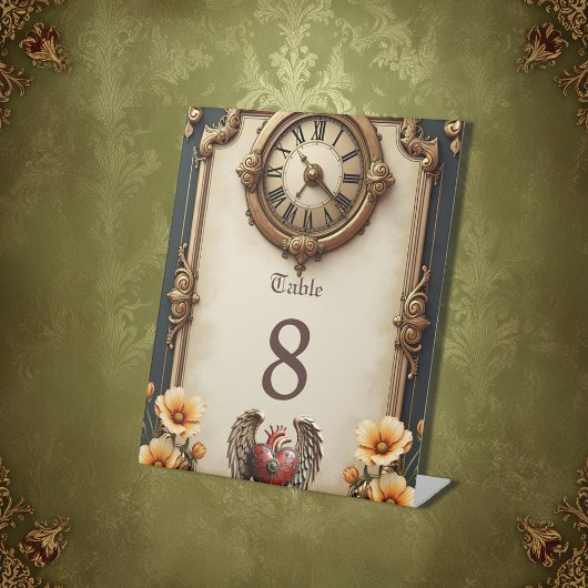 elegantie: een elegante klok en een elegant hart reclamebord met voetstuk