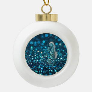 Elegantie in beweging: Aqua Seahorse op Aqua Bokeh Keramische Bal Ornament